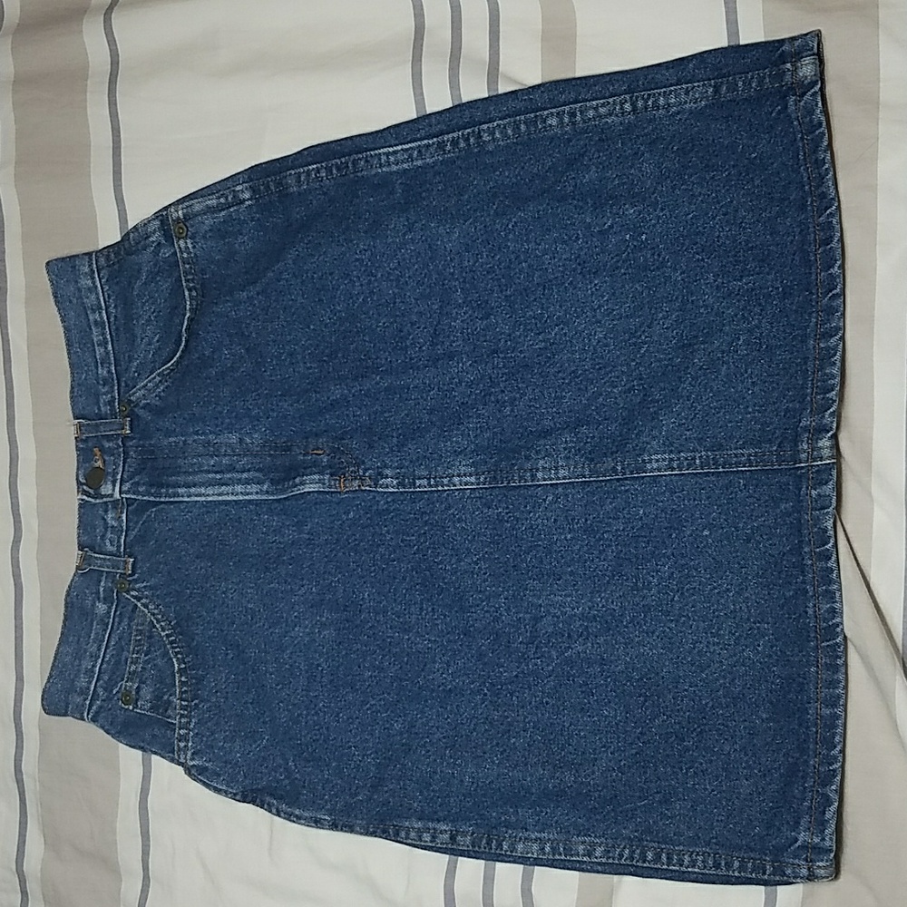 Chic vintage jean skirt